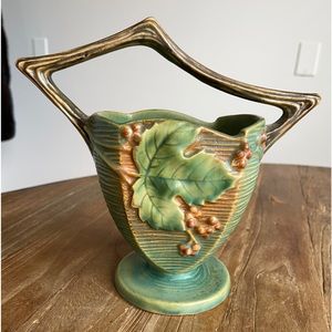 ROSEVILLE BUSHBERRY BASKET , VINTAGE POTTERY , Excellent Condition $79